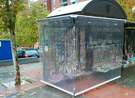Instalación de Toldo Vertical Transparente en Kiosko de Prensa en Madrid.