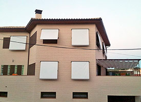Instalación de Toldo Punto Recto con Cofre en vivienda en viviendas Boadilla del Monte.
