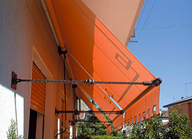 Instalación de toldo punto recto retro en Villaviciosa.