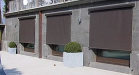 Somos expertos en toldos verticales con cofre en Fuenlabrada, Madrid.