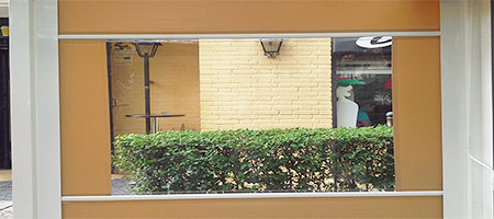 Toldos verticales cortavientos con ventana en Fuenlabrada.